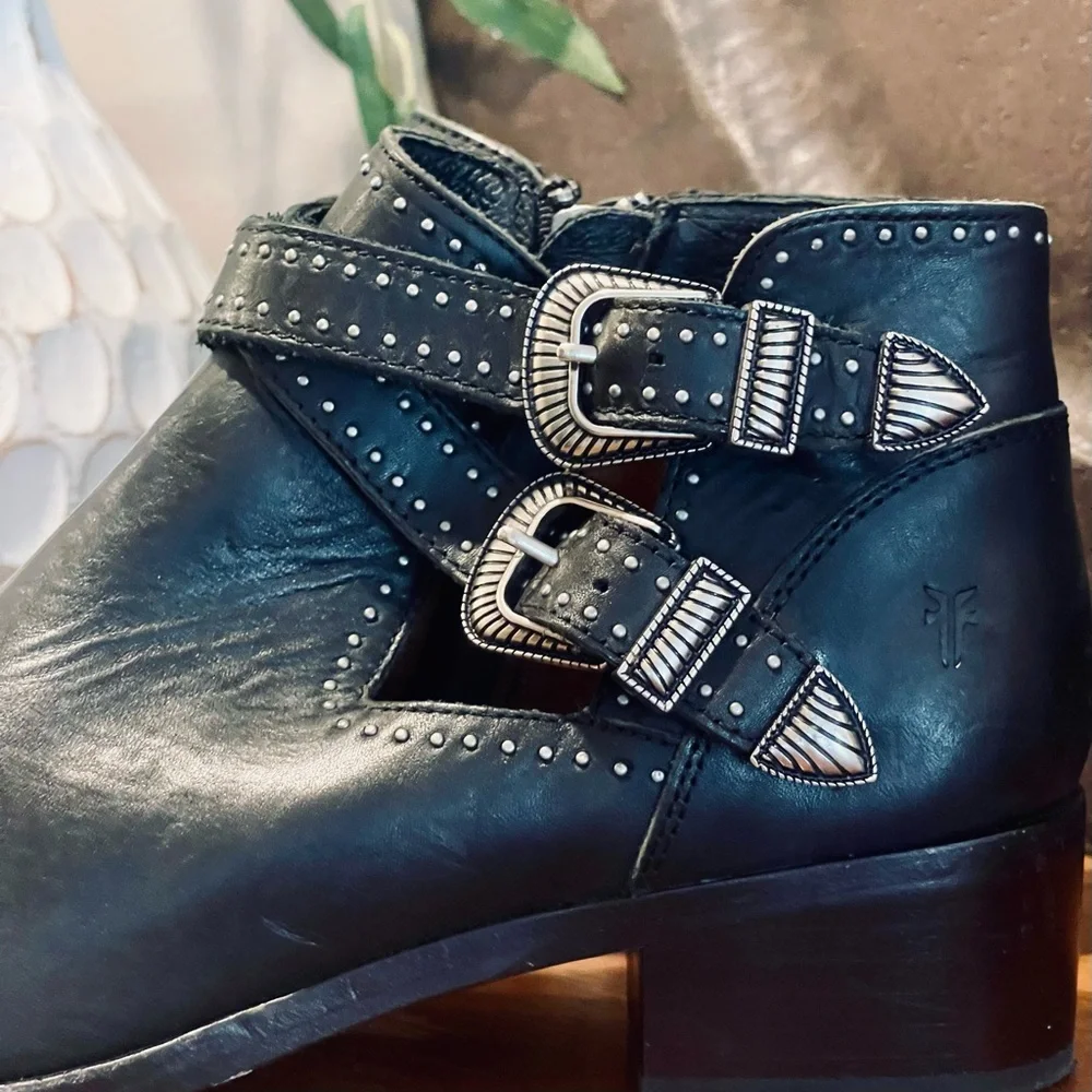 FRYE Ray Western Deco Shootie Double Buckle Black Leather Ankle Boot Silver